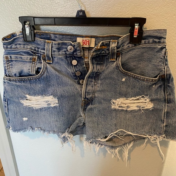 Vntg Levi short - distressed
